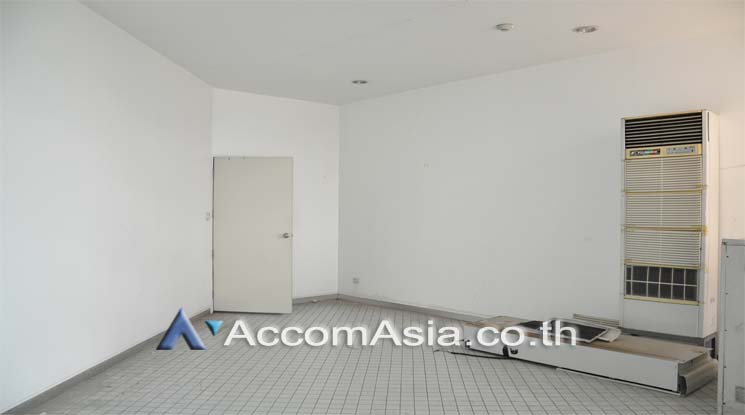 8  Office Space For Rent in Silom ,Bangkok MRT Lumphini at Sri Fueng Fung Building AA11161